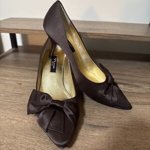 Nina New York, Size 9, Chocolate Brown Pointed Toe with Bow, 2.5'' Kitten heel